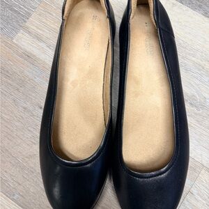 Naturalizer slip on flats solid black women's size 10M closed toe